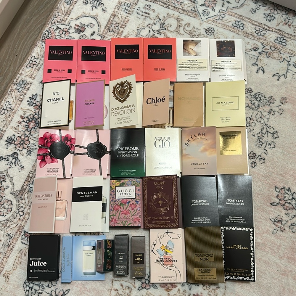 32 fragrance samples! Assorted brands